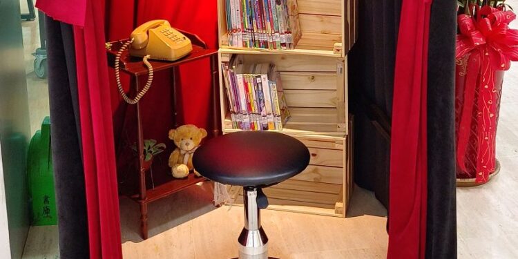 復古電話亭現身中市圖 訴說新二代成長故事