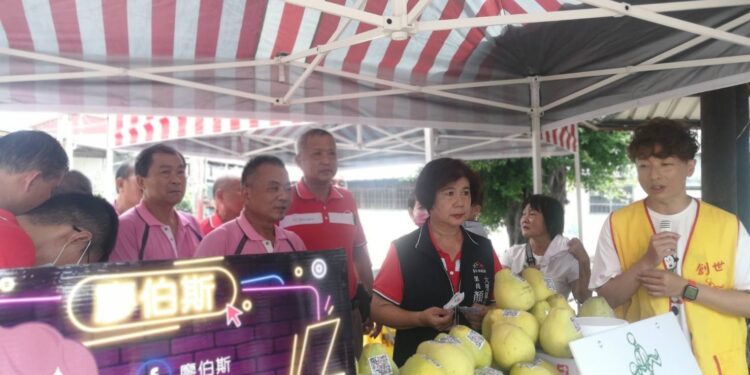 民視藝人「廖伯斯」愛心不落人後,發起捐發票送柚子愛心活動 民視藝人「廖伯斯」愛心不落人後,發起捐發票送柚子愛心活動