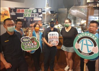 深入源頭阻酒駕 警攜手交通局宣導把酒言歡找代駕