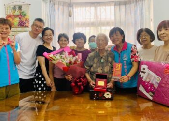 游淑貞親贈112年足百歲金牌賀禮 吉安鄉擁二十位百歲人瑞樂活安養