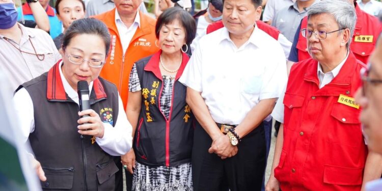 立委傅崐萁陪同行政院長陳建仁勘查海葵花蓮災情 要求中央編列充足治水預算加強河川疏濬 陳建仁：全力救助與整治