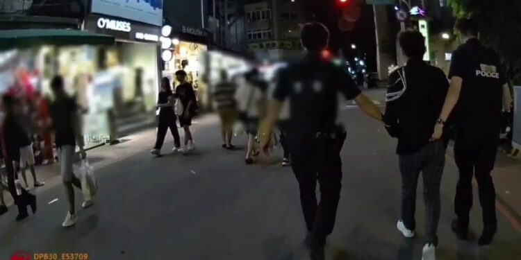 糾紛民眾持玩具長槍理論 中六警火速到場緝捕法辦 糾紛民眾持玩具長槍理論 中六警火速到場緝捕法辦