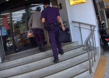 老翁呆坐土地公廟呢喃自語  引來穿制服的土地公指引回家路