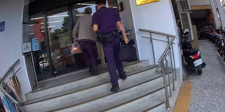 老翁呆坐土地公廟呢喃自語 引來穿制服的土地公指引回家路 老翁呆坐土地公廟呢喃自語 引來穿制服的土地公指引回家路