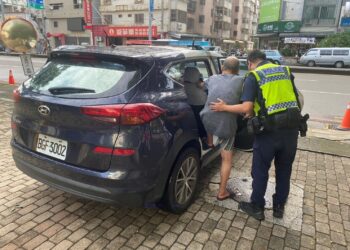 老翁外出散步跌倒  警暖心攙扶送返家
