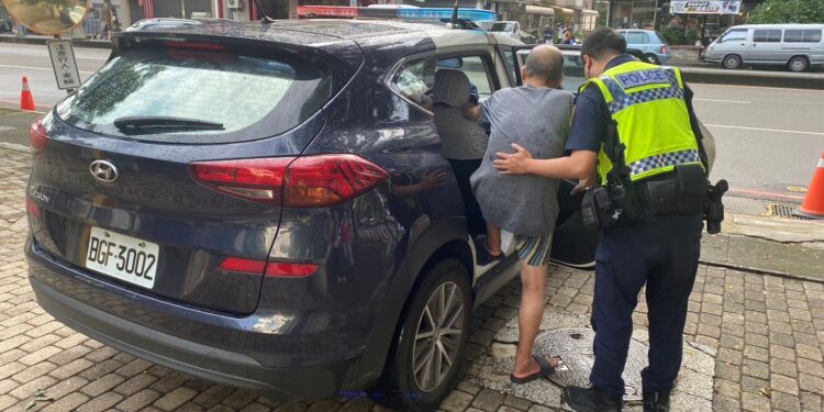 老翁外出散步跌倒 警暖心攙扶送返家 老翁外出散步跌倒 警暖心攙扶送返家