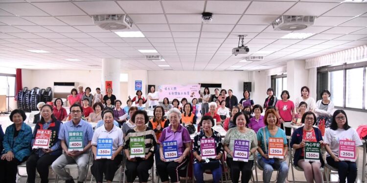 與婦女姊妹們暢談生命的價值觀 縣長徐榛蔚出席「得失之間-生命價值大拍賣」活動課程