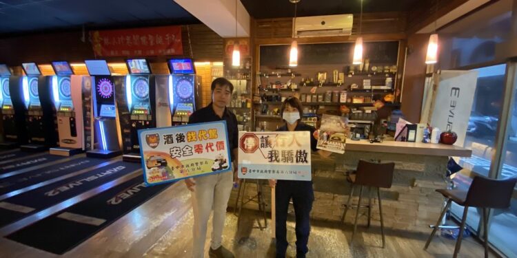 落實宣導交通安全月 中市女警查訪各飲酒場所 落實宣導交通安全月 中市女警查訪各飲酒場所