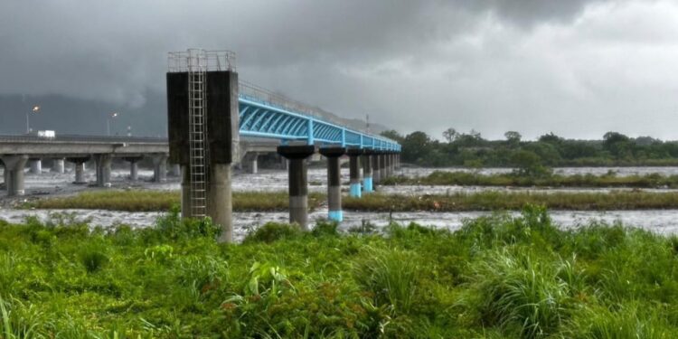都是颱風惹的禍 好在有他協助處理 都是颱風惹的禍 好在有他協助處理