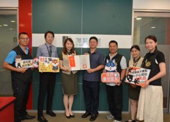 銀行阻詐最佳盟友   警長頒發市民之光感謝狀表揚