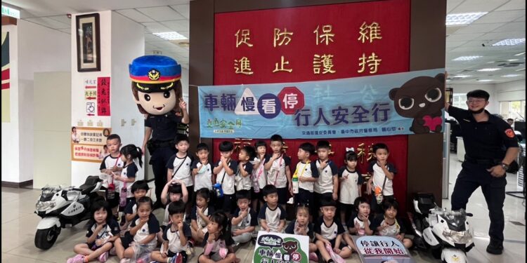 預防山道猴 員警緊盯萌娃騎重機 預防山道猴 員警緊盯萌娃騎重機