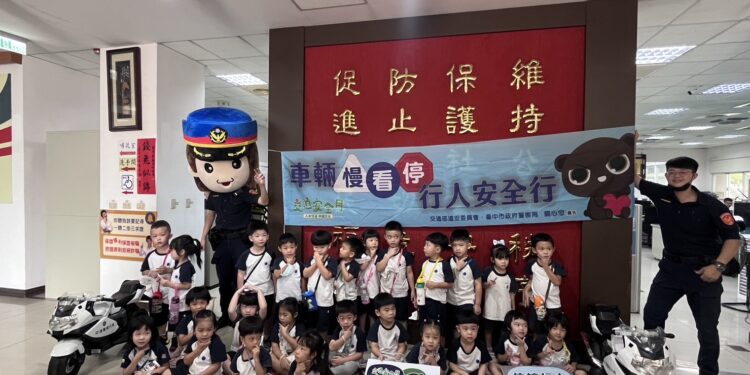 預防山道猴 員警緊盯萌娃騎重機