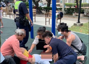 6歲女童卡鞦韆 員警即時救援 5分鐘內脫困