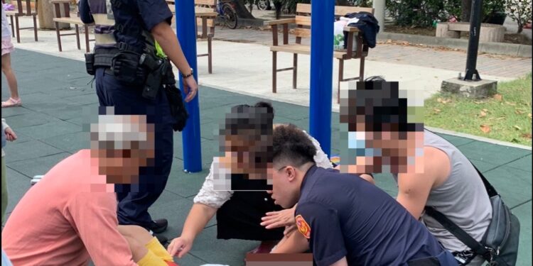 6歲女童卡鞦韆 員警即時救援 5分鐘內脫困 6歲女童卡鞦韆 員警即時救援 5分鐘內脫困