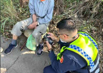 9旬獨居老翁返家迷途體力不支跌倒 警：不要緊張！我們送你回家