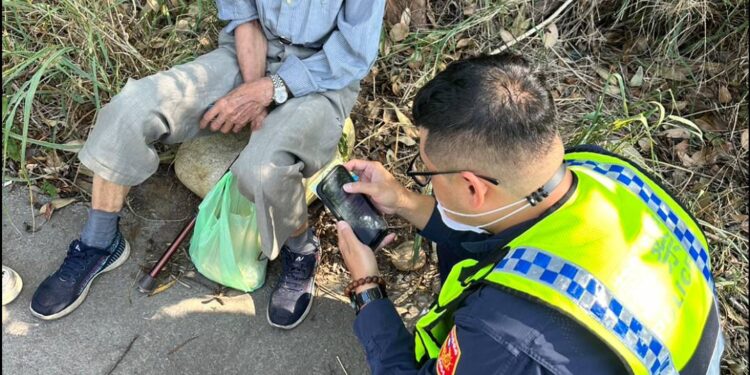 9旬獨居老翁返家迷途體力不支跌倒 警：不要緊張！我們送你回家