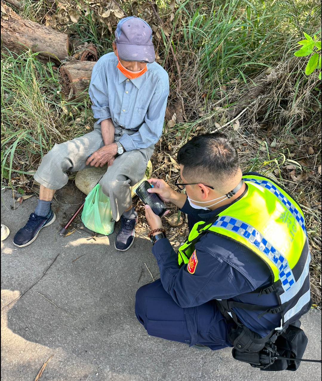 9旬獨居老翁返家迷途體力不支跌倒 警：不要緊張！我們送你回家