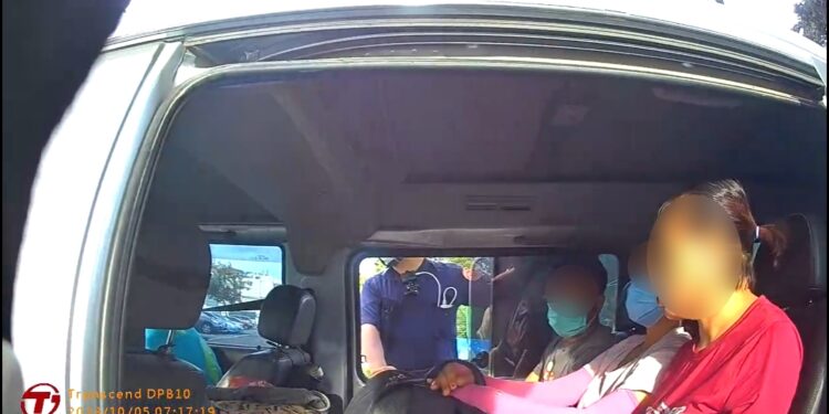 不畏小犬強襲趕上工 警巡災情竟查獲一車失聯移工 不畏小犬強襲趕上工 警巡災情竟查獲一車失聯移工