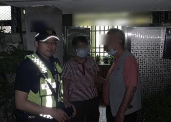 中警暖心攙扶迷途翁  順利助其與家人團聚