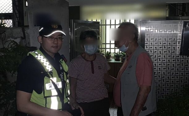 中警暖心攙扶迷途翁  順利助其與家人團聚
