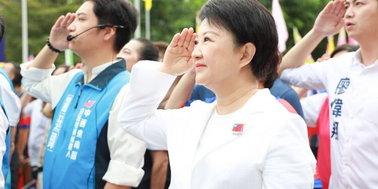 全國最大國旗現身台中2萬人慶雙十 盧市長許3願望：用好成績為國家慶生