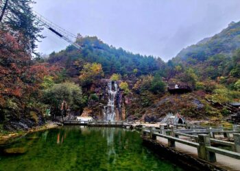 兩岸媒體採訪陝西秦嶺 江山景區絢爛秋景動人心弦