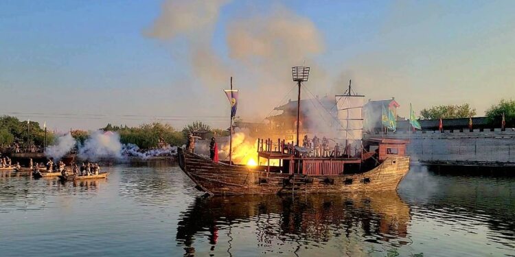 兩岸媒體覽訪清明上河園 徜徉畫卷體驗大宋京城風韻