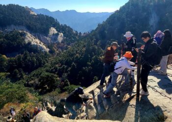 兩岸媒體走訪美麗陝西 攀登雲梯論見華山