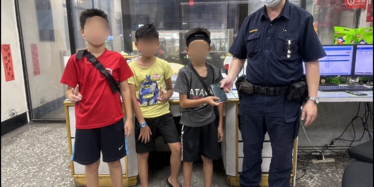 國中生拾機不昧急送警局 好品德失主也大讚