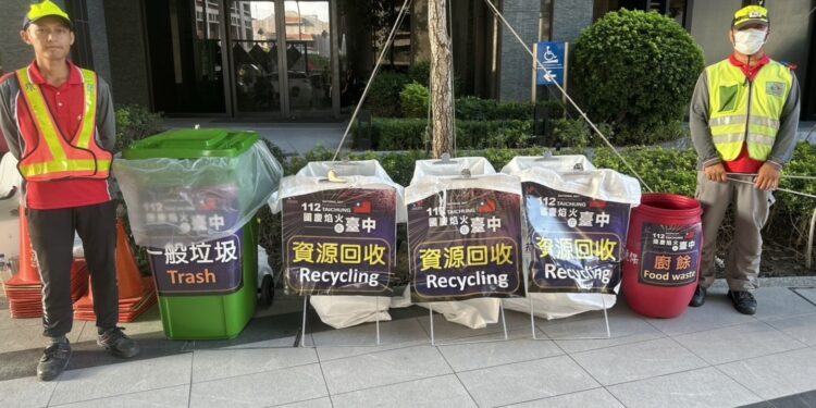 國慶璀璨焰火落幕 中市速恢復市容清理10噸垃圾 國慶璀璨焰火落幕 中市速恢復市容清理10噸垃圾