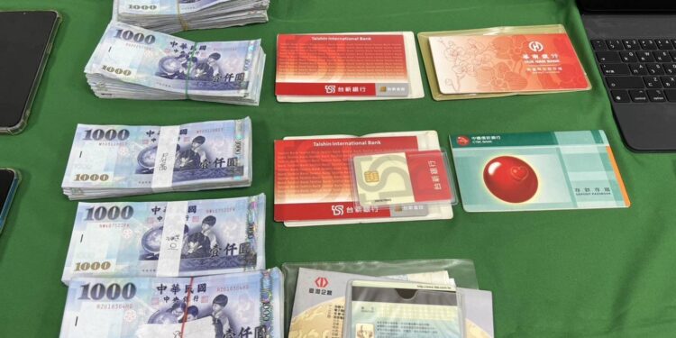 大學生遭無卡分期詐騙 中警拘提2嫌到案溯源嚴辦 大學生遭無卡分期詐騙 中警拘提2嫌到案溯源嚴辦