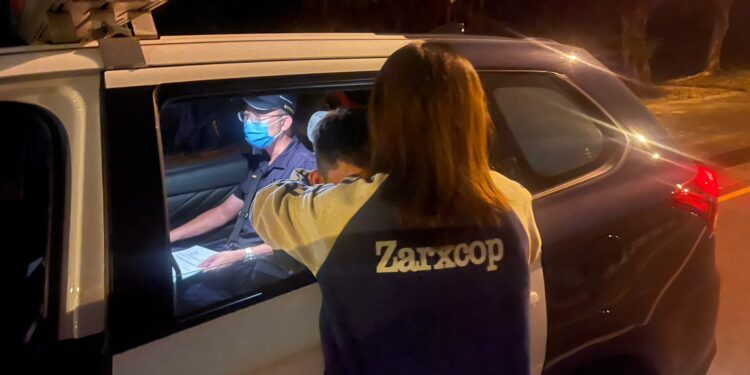 失聯移工遭警查獲 赴國之行與愛人噙淚告別 失聯移工遭警查獲 赴國之行與愛人噙淚告別