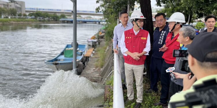 小犬颱風來襲 陳其邁市長視察防汛整備 小犬颱風來襲 陳其邁市長視察防汛整備