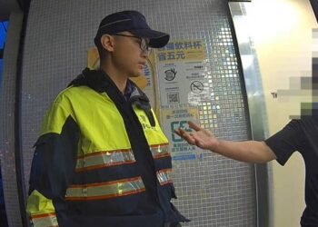 屎在受不了 泥醉男一句話惹毛警 下場慘了