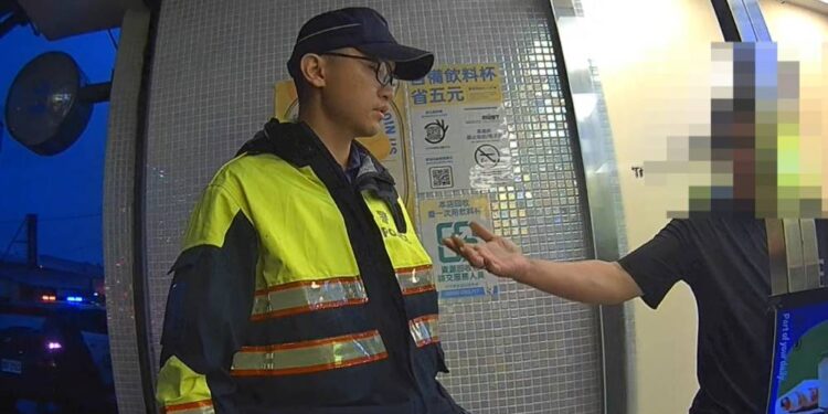 屎在受不了 泥醉男一句話惹毛警 下場慘了