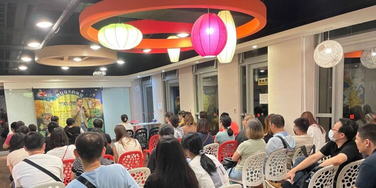 打造全黑、沉浸式閱讀饗宴 中市圖邀民眾傾聽看不見的音樂會 打造全黑、沉浸式閱讀饗宴 中市圖邀民眾傾聽看不見的音樂會