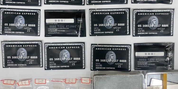 毒蟲遇警盤查心虛逃逸  勇警圍捕查獲毒品送辦