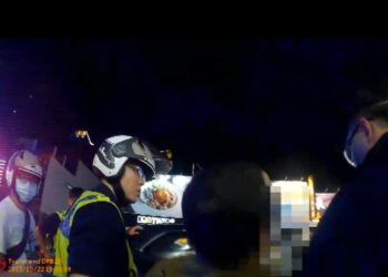 毒蟲遇警盤查衝撞棄車 勇警追捕壓制緝獲毒品