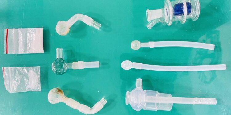 毒蟲遇警盤查衝撞棄車  勇警追捕壓制緝獲毒品