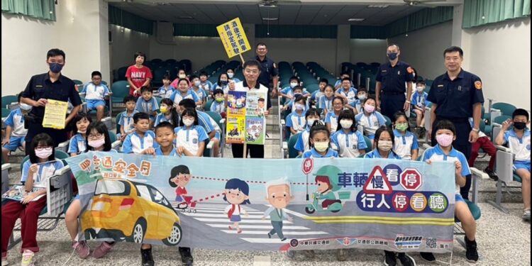 清水警以捍衛「壓歲錢」「零用錢」主題 進行校園犯罪預防交通安全宣導 清水警以捍衛「壓歲錢」「零用錢」主題 進行校園犯罪預防交通安全宣導