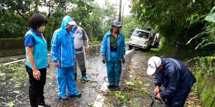 游淑貞清早檢視鄉鄰排除零星障礙 吉安鄉收容中心鄉親安穩過夜 游淑貞清早檢視鄉鄰排除零星障礙 吉安鄉收容中心鄉親安穩過夜