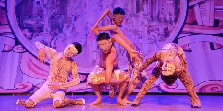 滿街喪屍橫行、場景氣氛驚悚 百年骨宅鬼屋人氣爆棚數千人朝聖 滿街喪屍橫行、場景氣氛驚悚 百年骨宅鬼屋人氣爆棚數千人朝聖