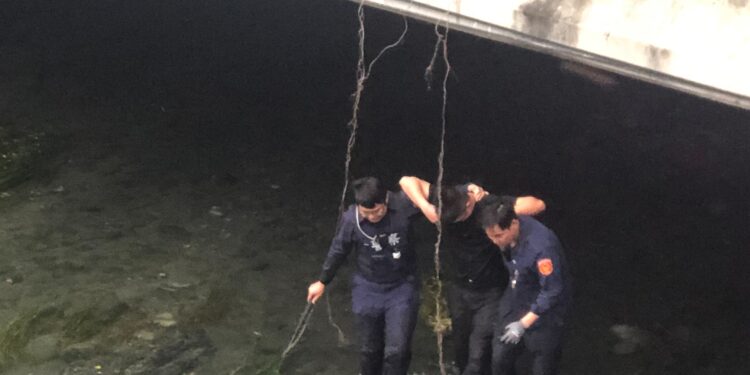 為躲酒駕連命都不要 藏橋下遭警消聯手揪出 為躲酒駕連命都不要 藏橋下遭警消聯手揪出