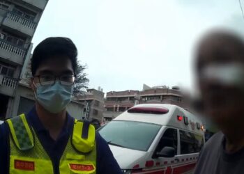 獨居翁為這一餐跌撞路邊 暖警護送一路相伴平安返家