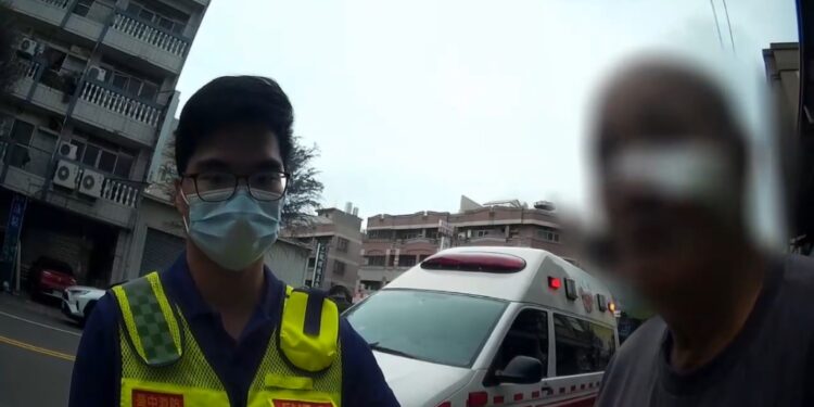 獨居翁為這一餐跌撞路邊 暖警護送一路相伴平安返家 獨居翁為這一餐跌撞路邊 暖警護送一路相伴平安返家