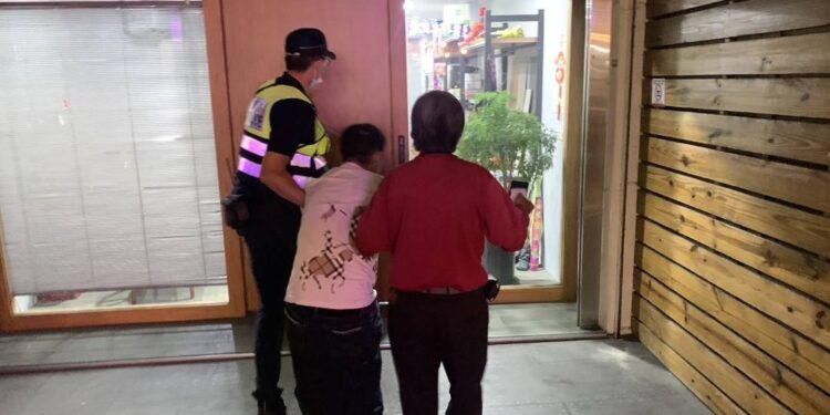 男子駕車身體不適 中警暖心關懷載其返家 男子駕車身體不適 中警暖心關懷載其返家