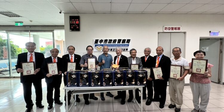 秋老虎發威 民間企業捐贈排汗式警制服