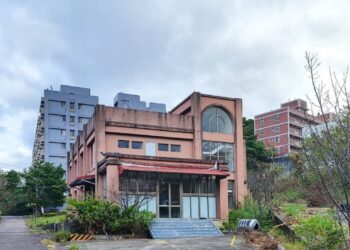 移工潛入廢棄建築種大麻  中警帶隊搗毀大麻園