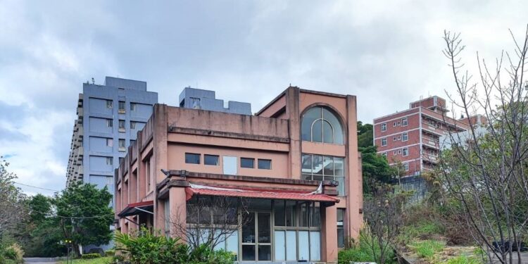 移工潛入廢棄建築種大麻  中警帶隊搗毀大麻園