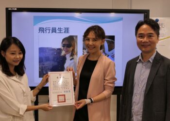 空姊搖身一變飛行員  原來女人的天空如此美麗